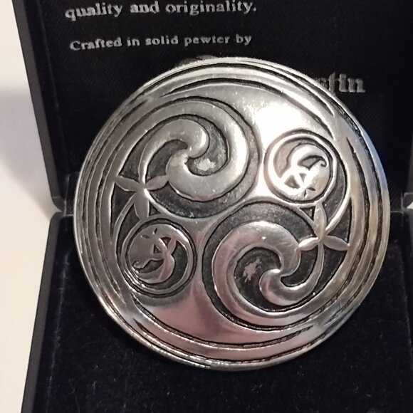 🎬 Vintage Round Pewter Brooch - Picture 2 of 7